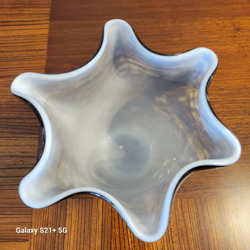 ART GLASS VASE. - Picture 5 of 6